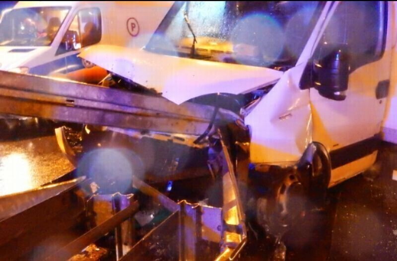 Zdjęcie 4: Kierowca iveco wjechał w bariery energochłonne na S8 