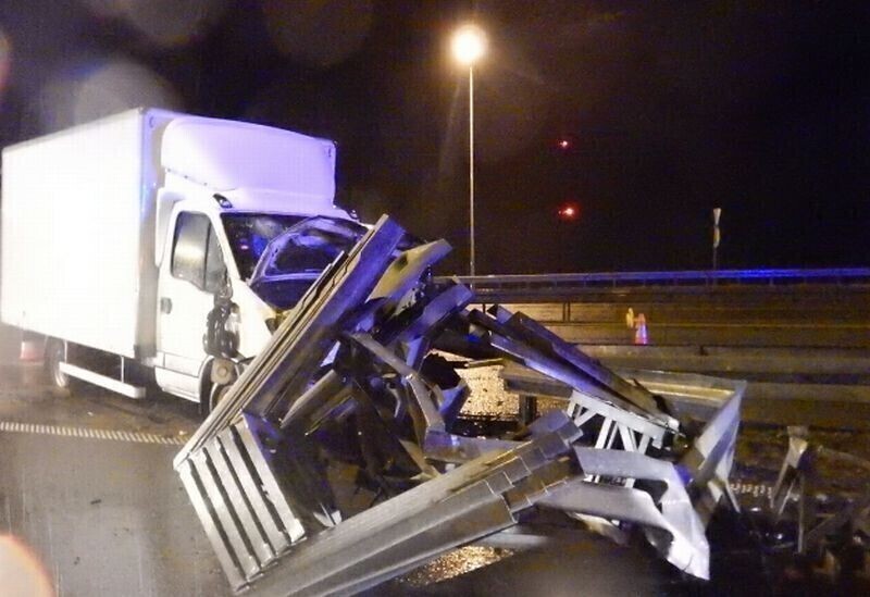 Zdjęcie 5: Kierowca iveco wjechał w bariery energochłonne na S8 