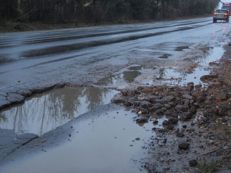 Zdjęcie 2: Wielka dziura na Rakowskiej. Kierowcy, uważajcie! 