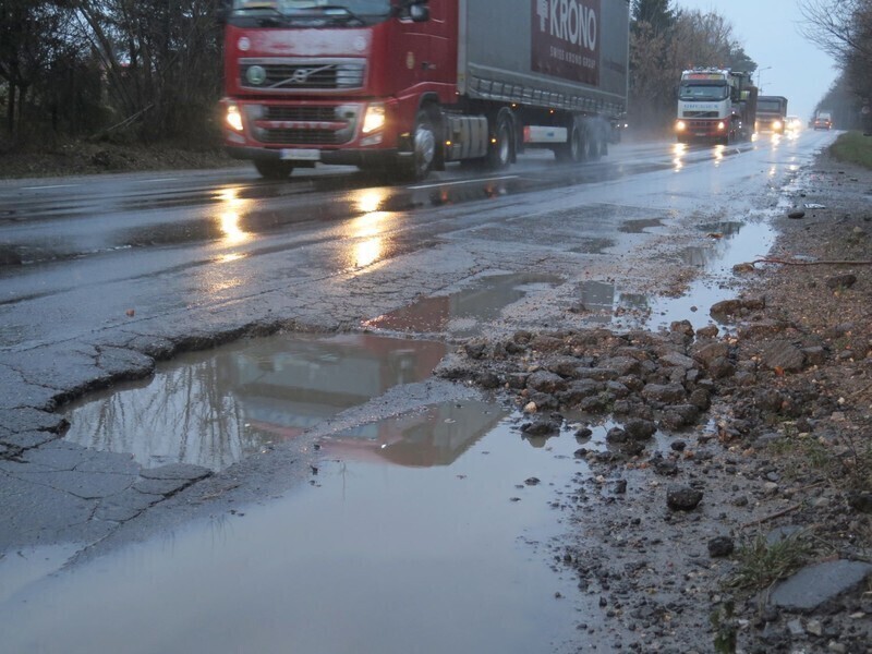 Zdjęcie 3: Wielka dziura na Rakowskiej. Kierowcy, uważajcie! 