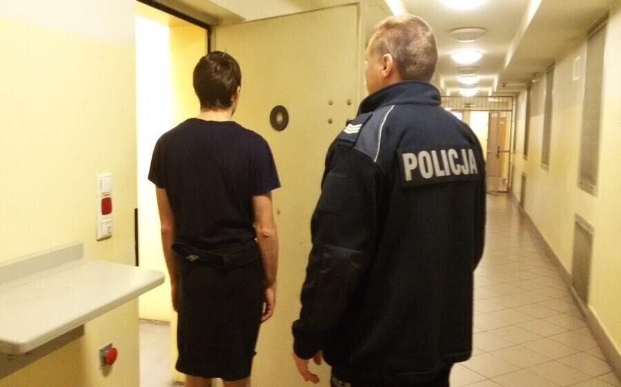 Kazał jej wysiąść z auta groził bronią i... kijem