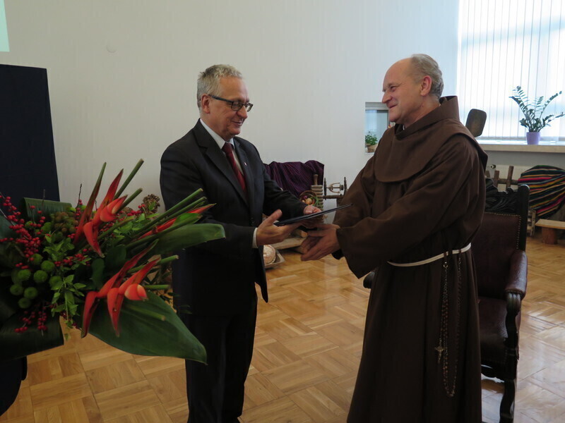 Zdjęcie 6: Ojciec Ambroży odebrał tytuł Honorowego Obywatela Piotrkowa