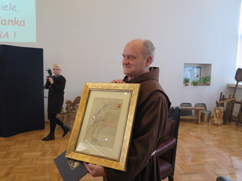 Zdjęcie 8: Ojciec Ambroży odebrał tytuł Honorowego Obywatela Piotrkowa