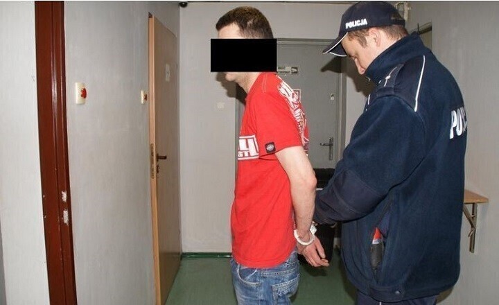 By się zemścić puścili go bez.... majtek