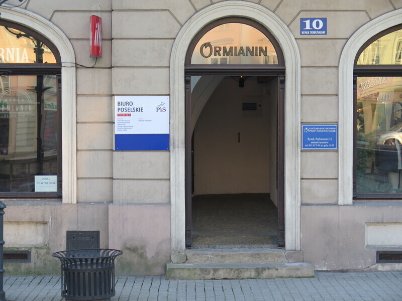 Policjanci pilnują biura PiS