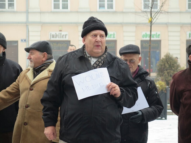 Zdjęcie 5: Protest przed biurem PiS w Piotrkowie 