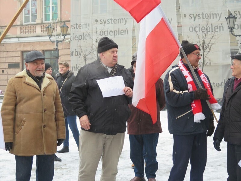 Zdjęcie 6: Protest przed biurem PiS w Piotrkowie 