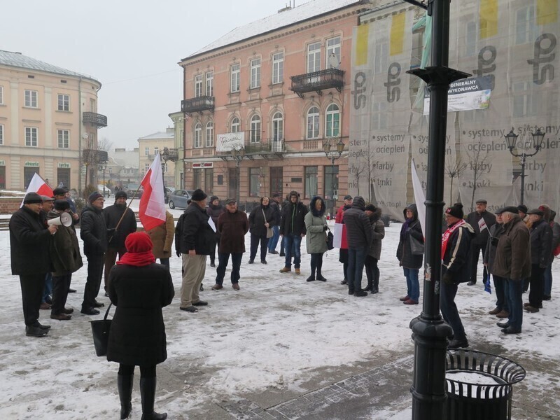 Zdjęcie 7: Protest przed biurem PiS w Piotrkowie 