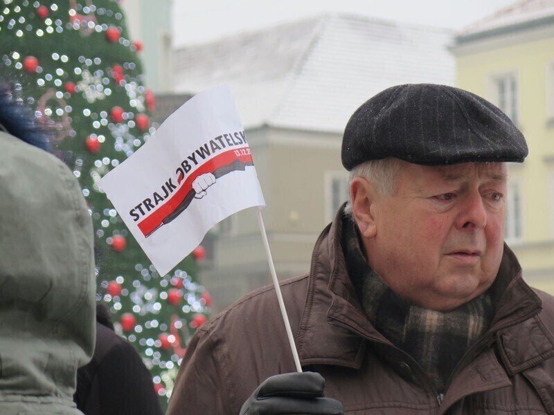 Zdjęcie 14: Protest przed biurem PiS w Piotrkowie 