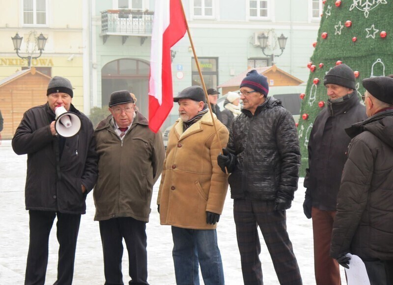 Zdjęcie 16: Protest przed biurem PiS w Piotrkowie 