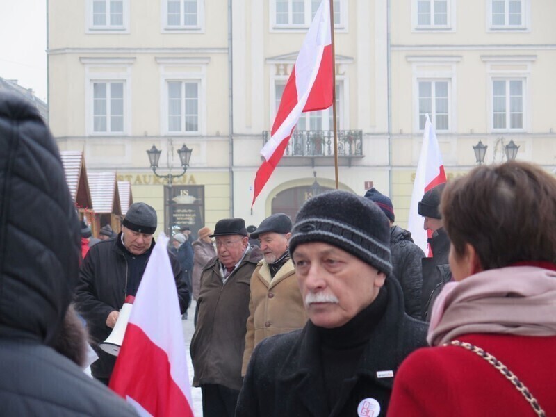 Zdjęcie 17: Protest przed biurem PiS w Piotrkowie 