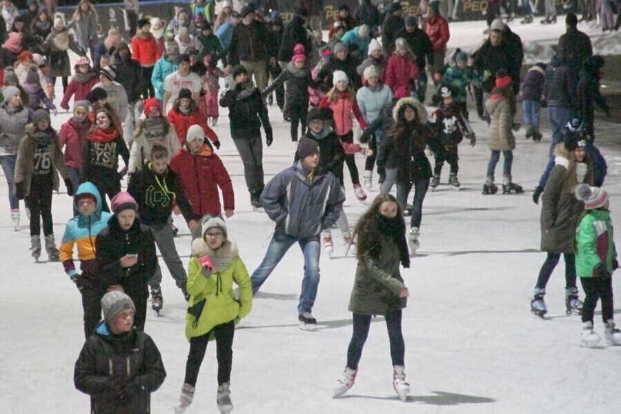W święta lodowisko bezpłatne. Tomaszów pomaga Ani