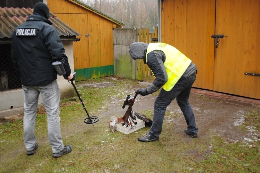 Broń amunicja dzik i bimber - policja działa