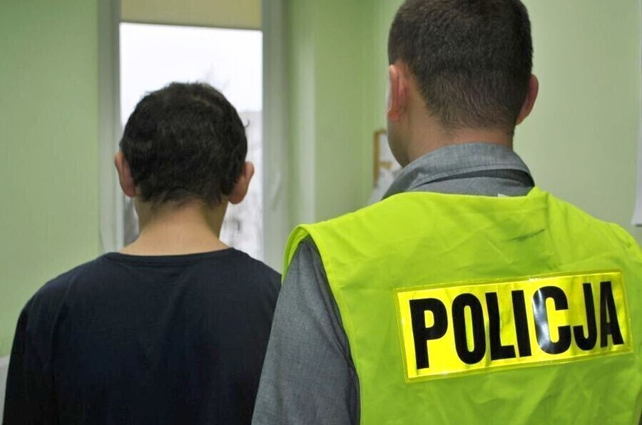 Skopał sąsiadowi samochód