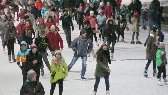 W święta lodowisko bezpłatne. Tomaszów pomaga Ani