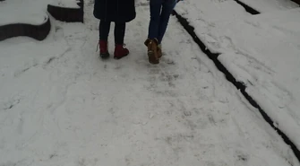 Piotrkowskie chodniki zimą: nieodśnieżone i śliskie