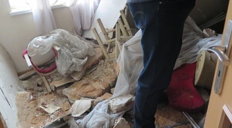 W mieszkaniu runął sufit. W środku była 4-osobowa rodzina [AKTUALIZACJA]