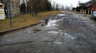 Osiedle Wierzeje. Błoto i dziury naprzeciw kościoła