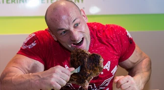 Robert Burneika: Zjadam 6 posiłków dziennie, łącznie 8 tys. kalorii