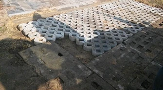 Ukradł 142 płyty i ułożył na swojej posesji 