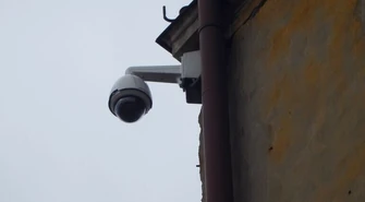 Okradał tuż pod kamerą monitoringu 