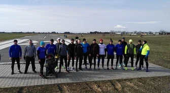 Biegali po pasie startowym