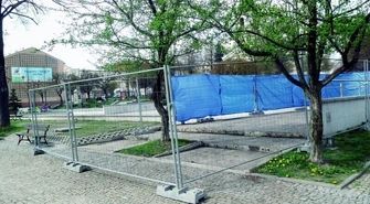 Naprawiają fontannę w parku