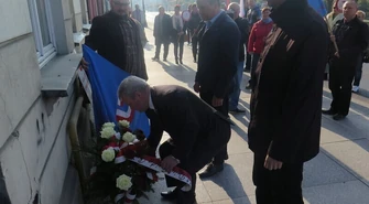 Złożyli wiązankę i pojechali na demonstrację do Warszawy