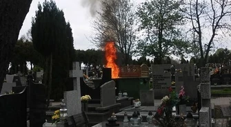Na cmentarzu spłonął kontener