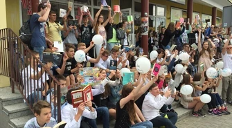 Czytali w pobliżu magistratu