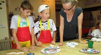 „Kolorowa Lokomotywa” w Piotrkowie. Papieroplastyka, rzeźba, plecionkarstwo 