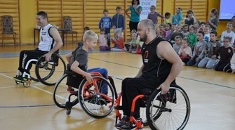Koszykarze na wózkach spotkali się z uczniami z Jarost 