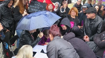 „Jarosław, kobiety zostaw!” Czarny protest w Piotrkowie 
