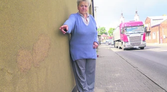 Hałas i pękające ściany. Tirowcy, omijajcie Srock!