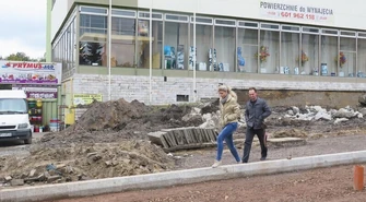 Zburzyli schody przy Sezamie