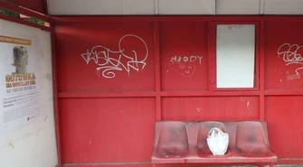 Ostrym narzędziem wydrapywał napisy 