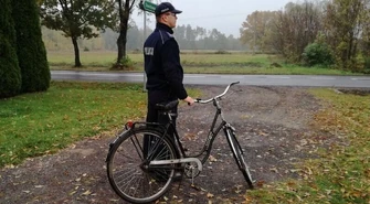 Przewrócił się na jezdnię, jadąc kradzionym rowerem 