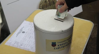 Kwesta na cmentarzach trwa