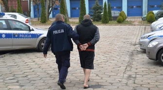 Z tasakiem na policjantów 