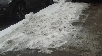 Za nieusunięcie śniegu z chodnika grozi mandat, a nawet grzywna 