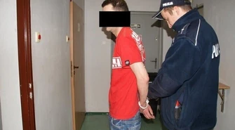 By się zemścić, puścili go bez.... majtek