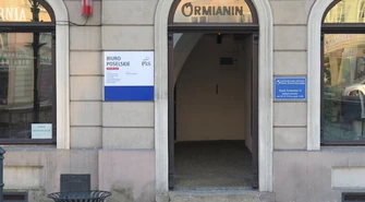 Policjanci pilnują biura PiS?