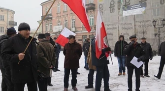 Protest przed biurem PiS w Piotrkowie 