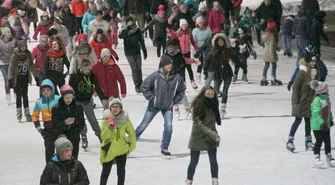 W święta lodowisko bezpłatne. Tomaszów pomaga Ani