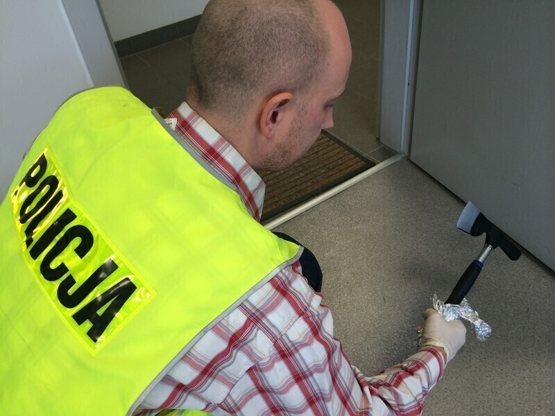 Bił kobietę młotkiem po twarzy. 41-latek w areszcie