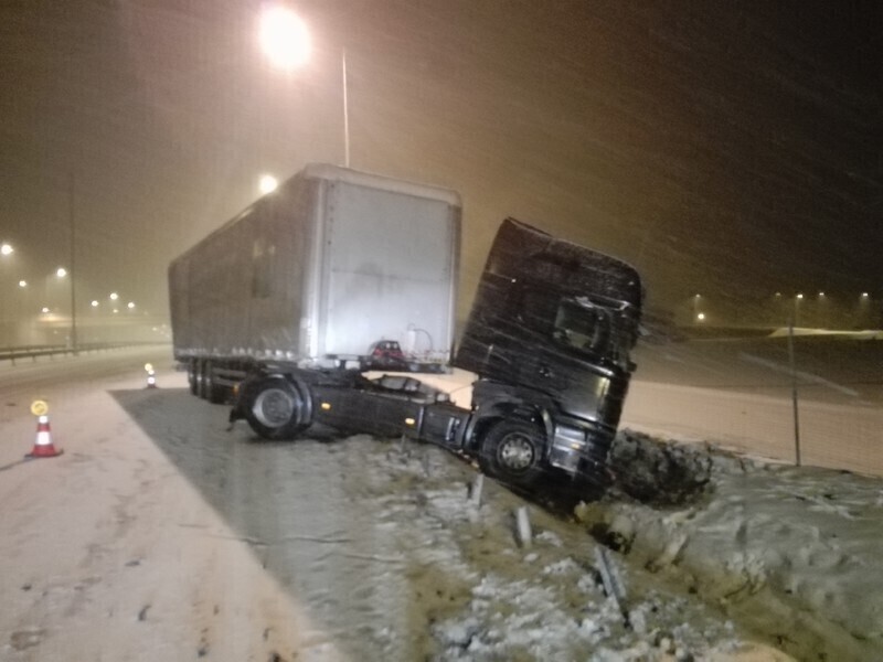 Tir wpadł na bariery energochłonne