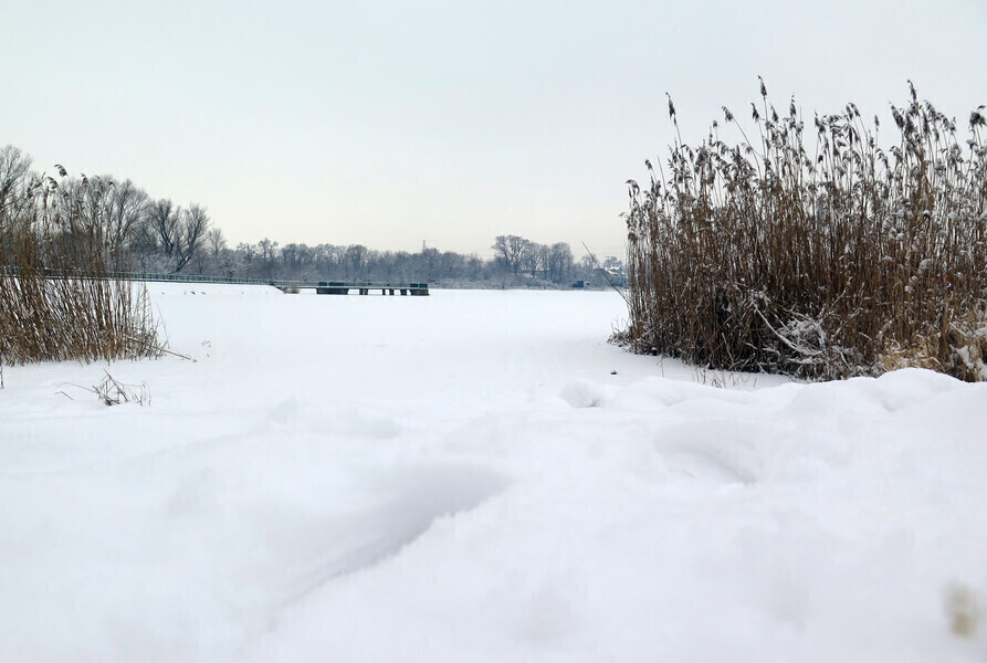 Spacerujesz po zamarzniętym jeziorze Zachowaj rozsądek