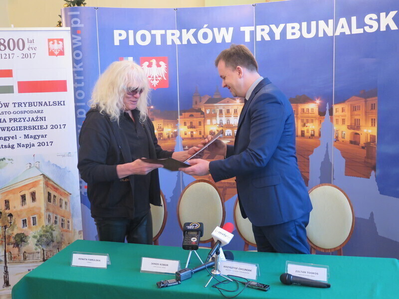 Zdjęcie 2: Umowa podpisana. Omega zagra w Piotrkowie