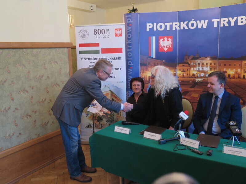 Zdjęcie 7: Umowa podpisana. Omega zagra w Piotrkowie