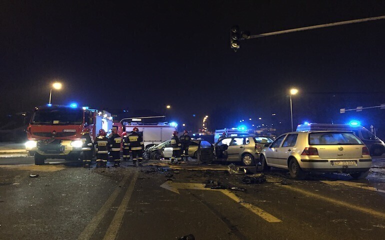 Zdjęcie 1: Zderzenie autobusu z osobówkami w centrum Piotrkowa 